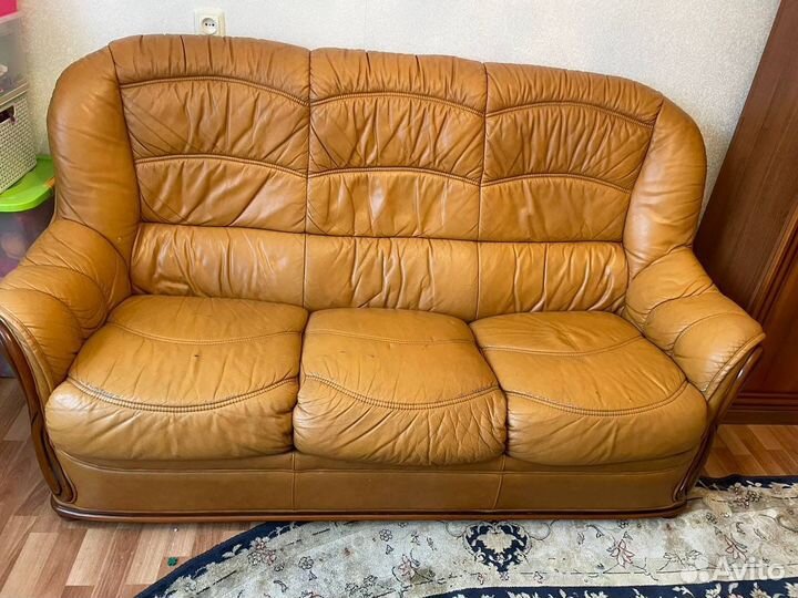 Кожаный диван