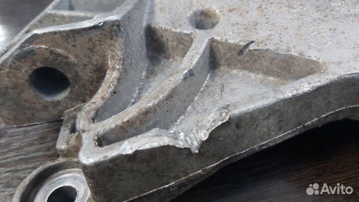 Кронштейн двигателя правый Skoda Octavia II