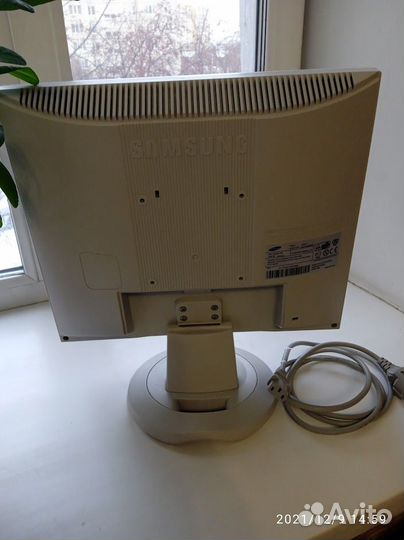 Монитор Samsung SyncMaster 710N