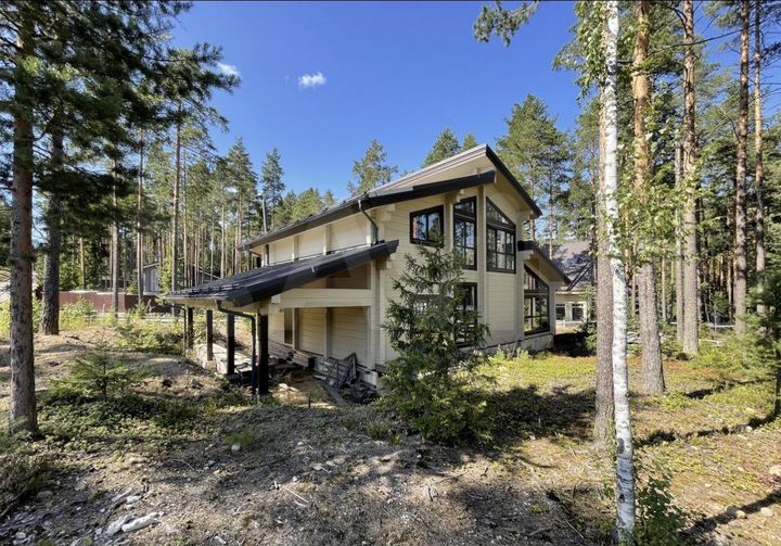 Коттедж 210 м² на участке 10 сот.