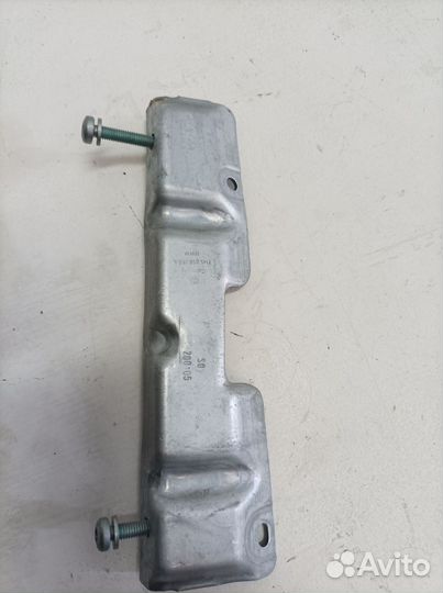 Кронштейн ручки задний правый VW T5 Multivan