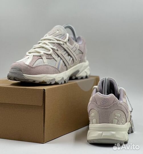 Кроссовки женские