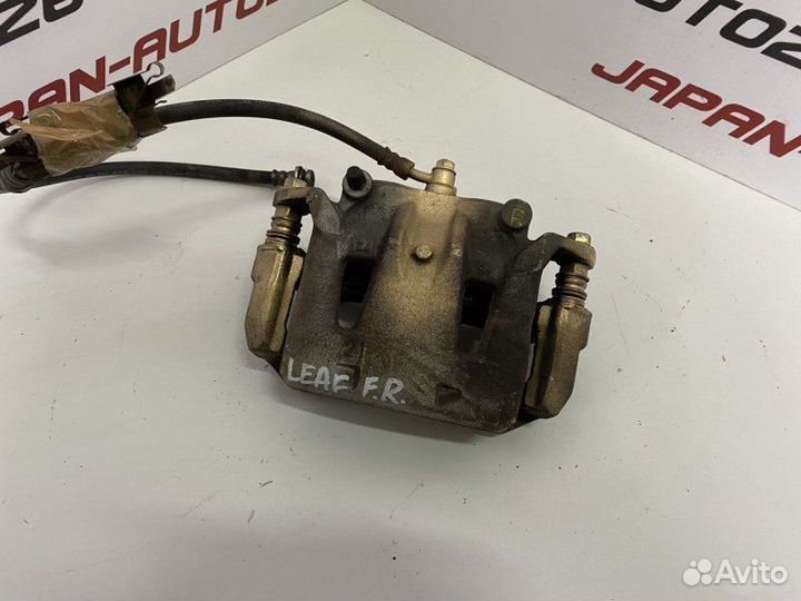 Суппорт передний правый Nissan Leaf ZE0 EM61