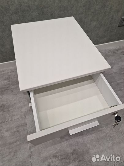 Тумба офисная на колесиках с замком