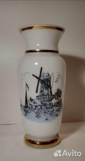 Ваза молочное стекло Чехия