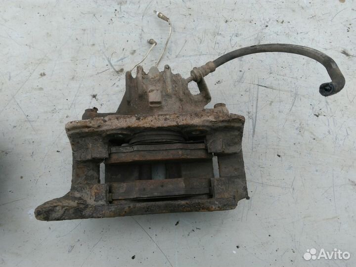 Суппорт передний правый Пежо 406