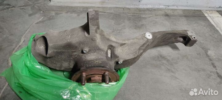 Кулаки поворотные передние на Range Rover Sport