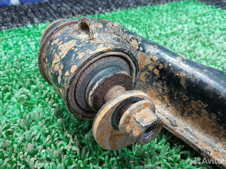 Обшивка задней панели верхняя Toyota Hilux