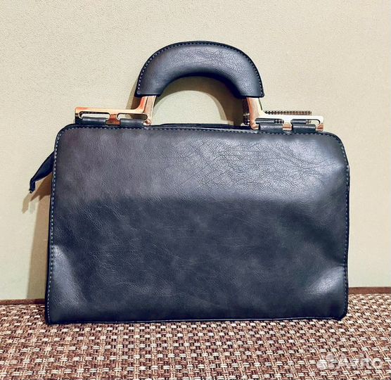 Красивая новая женская сумочка