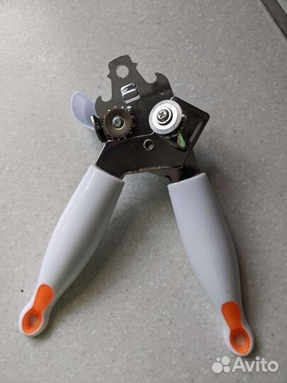 Солонка и перечница мельница, консервный нож