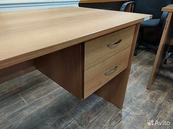 Стол письменный б/у 117х68х75 с тумбой 03797П-орм