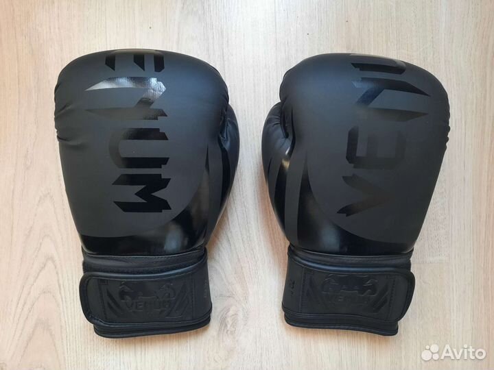 Боксерские перчатки Venum