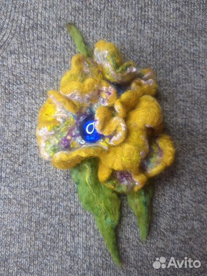 Брошь из шерсти