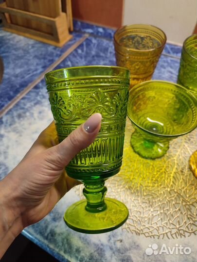 Бокалы из цветного стекла и креманка