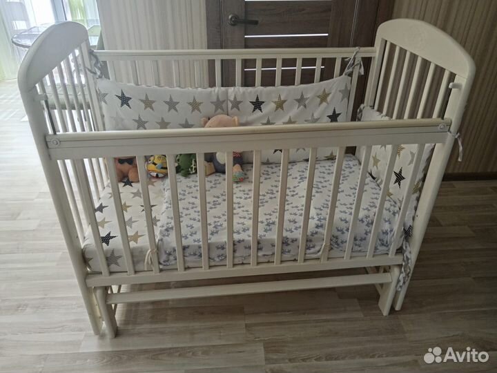 Детская кроватка с маятником