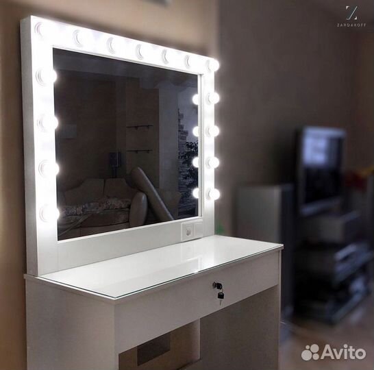 Туалетный столик визажиста с гримёрным зеркалом