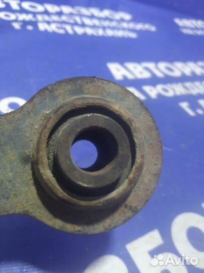 Задний левый поперечный рычаг Toyota Avensis седан