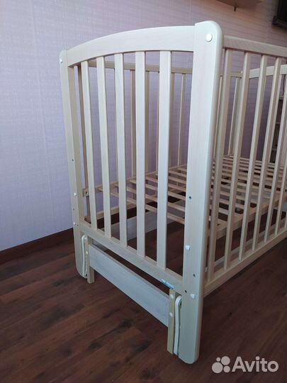 Кроватка детская с маятником