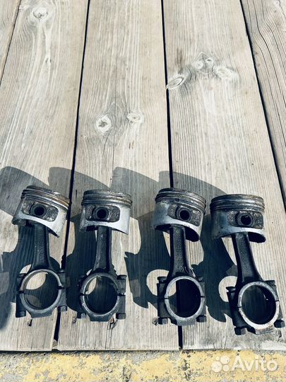 Поршня С шатунами