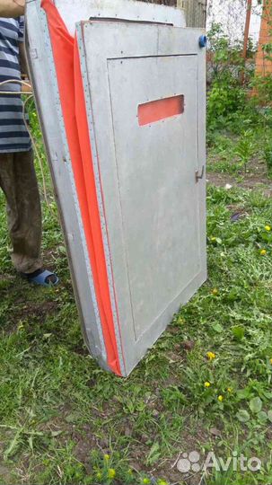 Домик для зимней рыбалки на лыжах