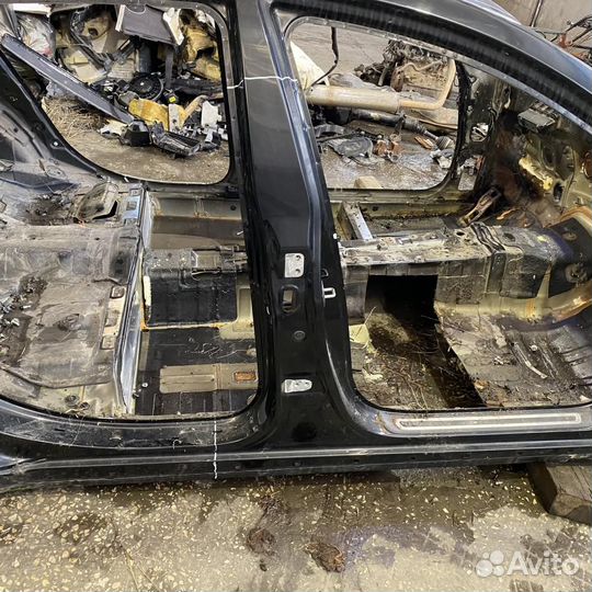 Стойка центральная правая Kia Quoris KH 2012-2016