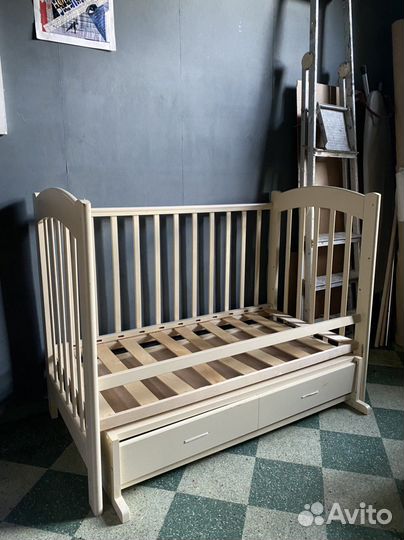 Кроватка детская с маятником