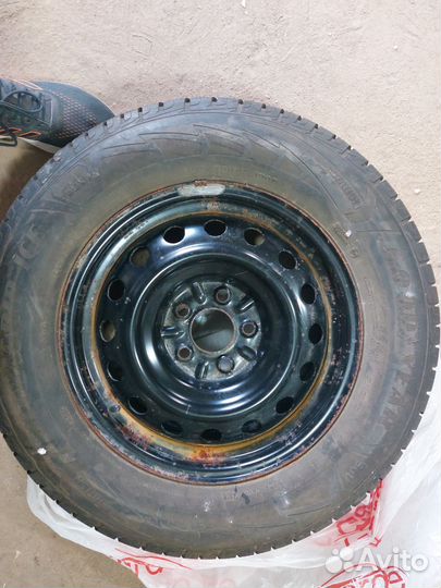 Goodyear UltraGrip Ice SUV 215/70 R16