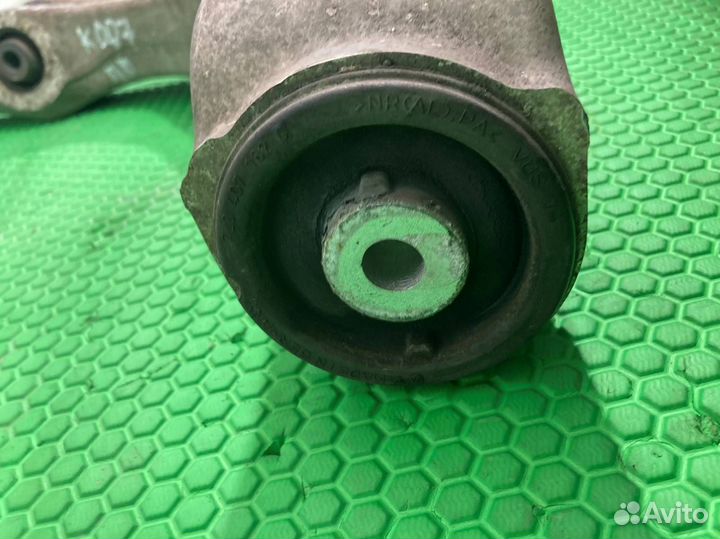 Рычаг подвески нижний правый Volkswagen Touareg NF