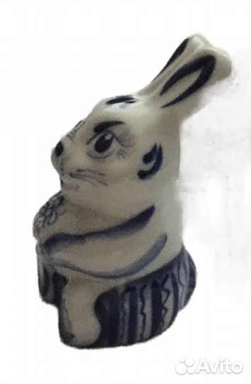 Зайчик с цветком - гжель