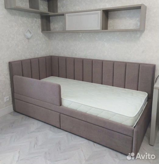 Кровать детская с выдвижными ящиками