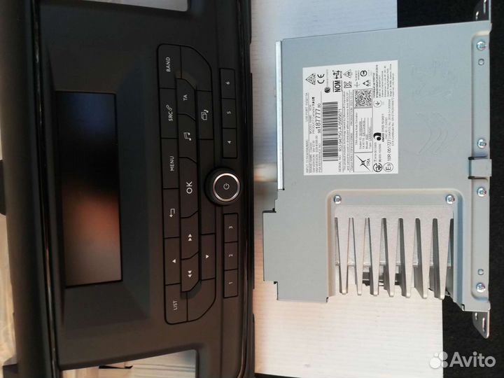 Штатное головное устройство на Peugeot Treveiler