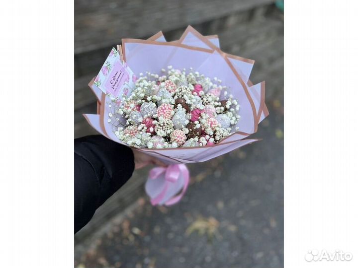 Цветы с клубникой в бельгийском шоколаде KL-2984