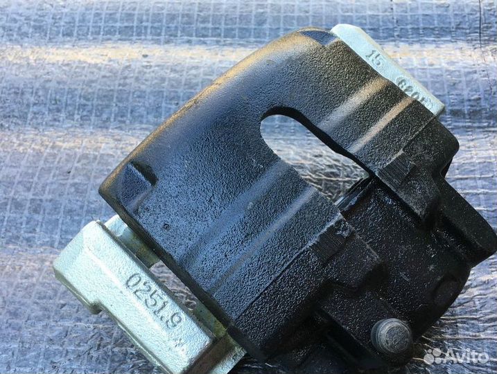 Суппорт тормозной перед. (L,R) 04879243AC Chrysler