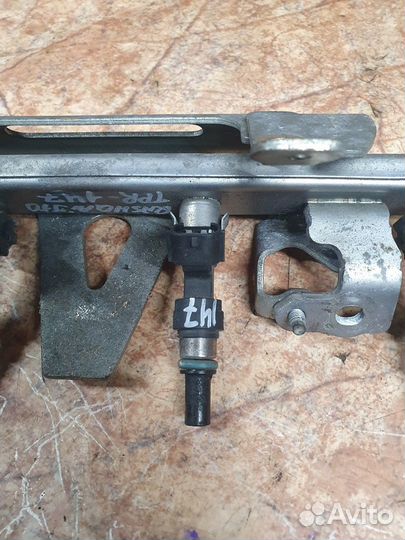 Топливная рампа с 4мя форсунками 1.6 HR16DE Nissan