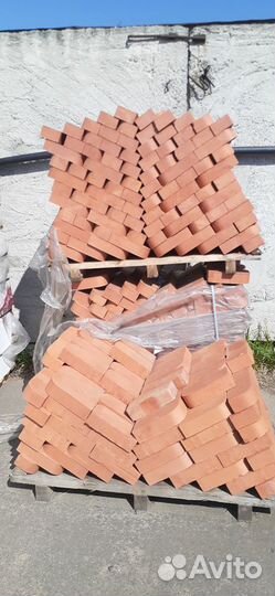 Огнеупорный кирпич красный
