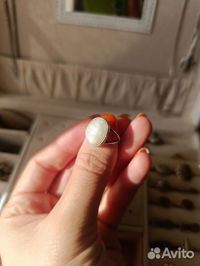 Серебряное кольцо с лунным камнем размер 16,5