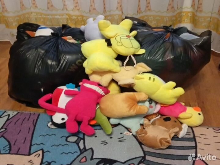 Три пакета игрушек.мягких
