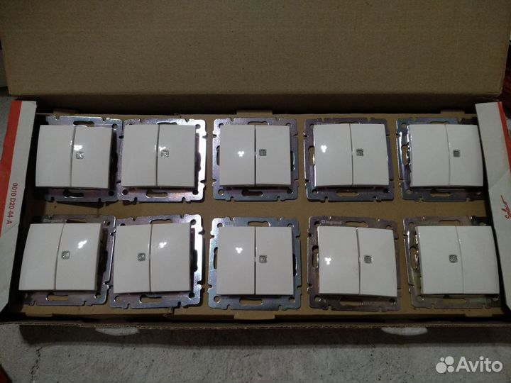 Выключатель двухклавишный Legrand Valena