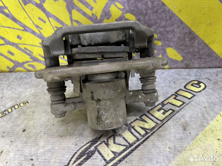 Суппорт задний правый Toyota Avensis T25 Авенсис