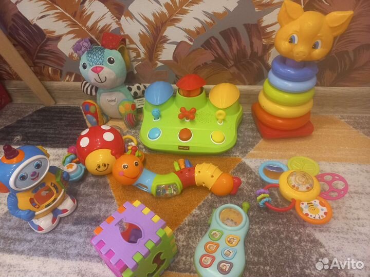 Пакет фирменных игрушек 6 мес+