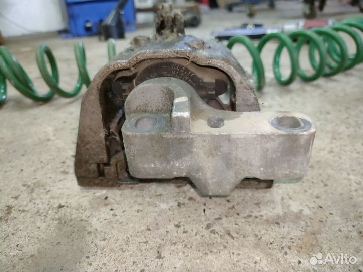 Подушка двс Skoda Octavia A4 Tour