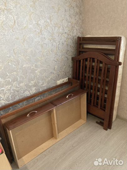 Детская кроватка с маятником