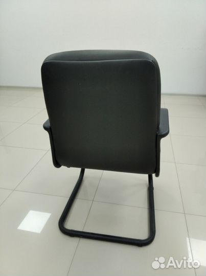 Офисное кожаное кресло