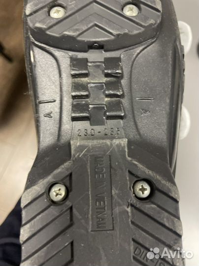 Горнолыжные ботинки и шлем детские