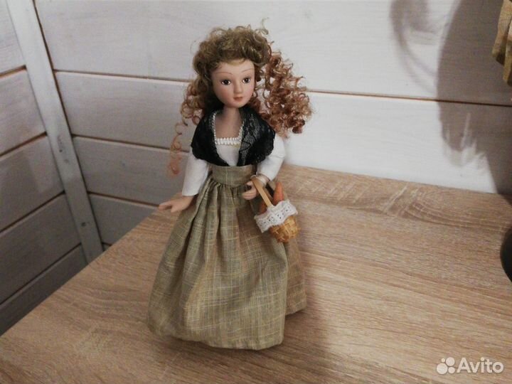 Кукла фарфоровая