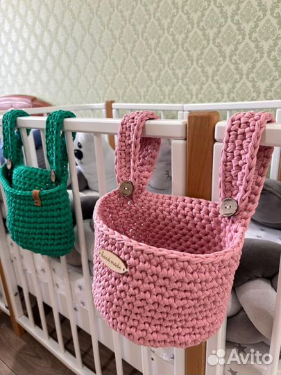 Вязаная сумка органайзер для детской кроватки