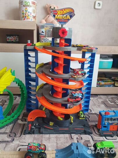 Hot wheels гоночный трек,гараж
