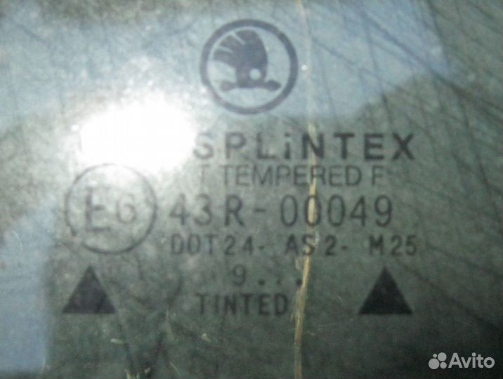 Стекло передней R двери Skoda Octavia