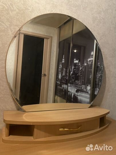 Туалетный столик с зеркалом