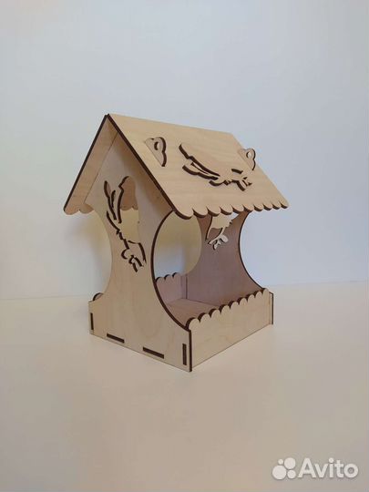 Деревянная кормушка для птиц